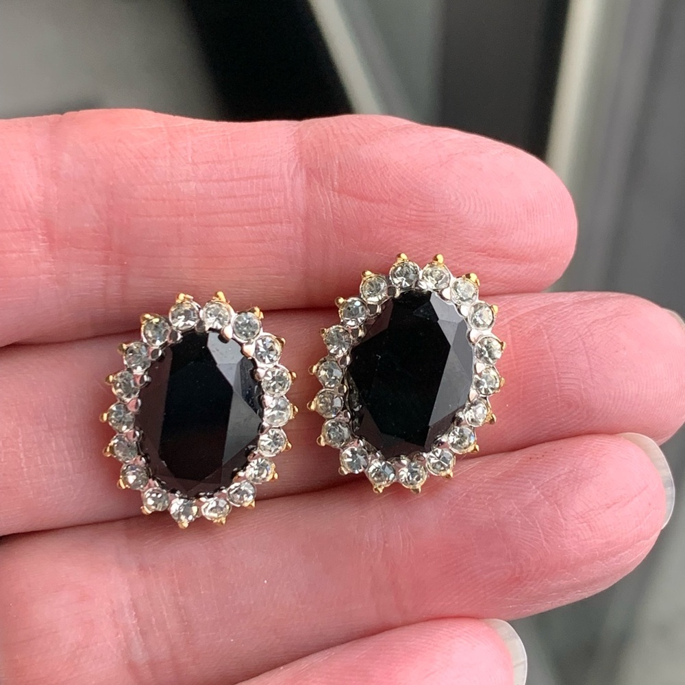 EUC Elegant Large Black Crystal surrounded by 18 Clear Crystals set in oval.